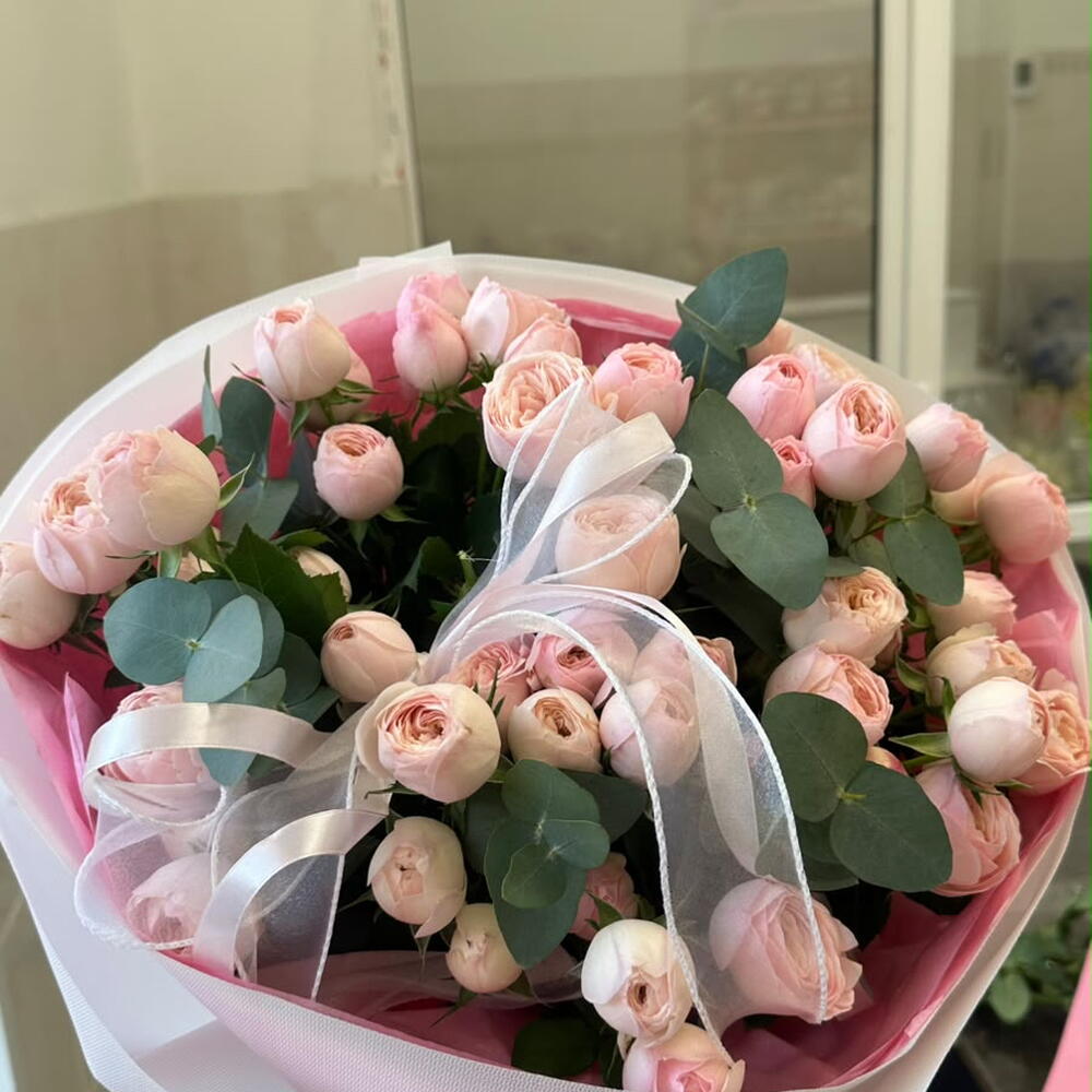 Bouquet of Pinovodnykh spray roses 13