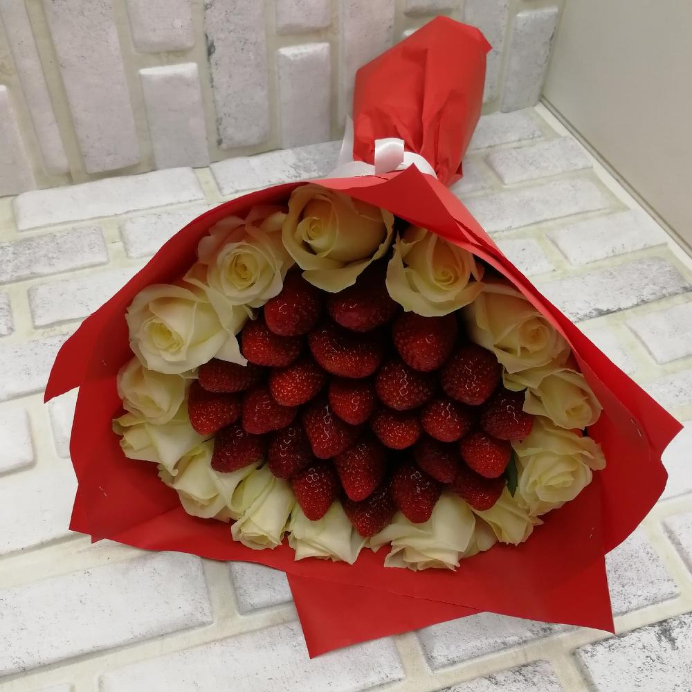 Клубника с розами