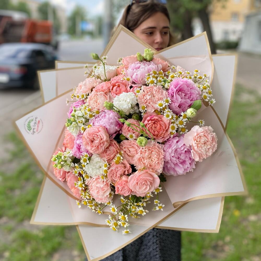 «Летний» с пионами и ромашкой