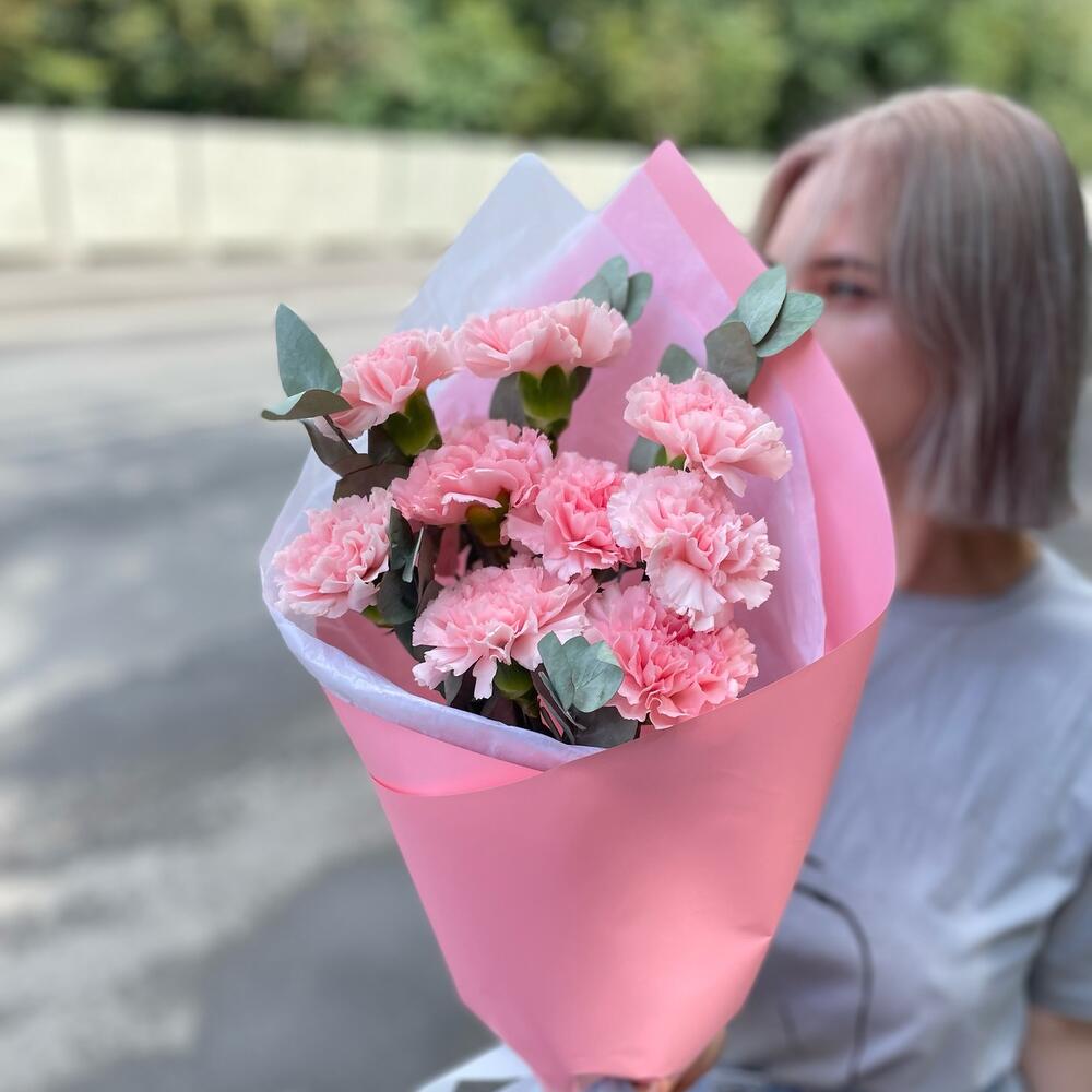 Букет из 9 розовых диантусов (гвоздик) и эвкалипта