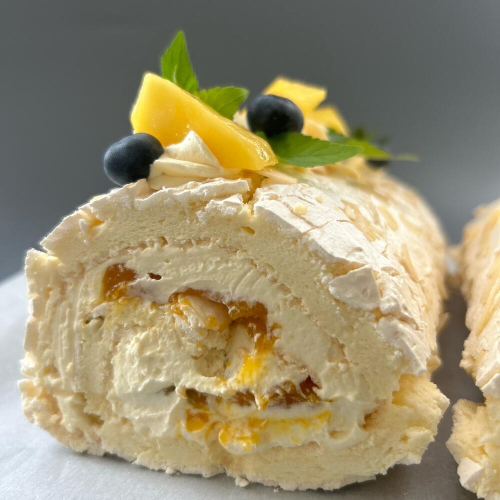 Меренговый рулет «Манго-маракуйя»