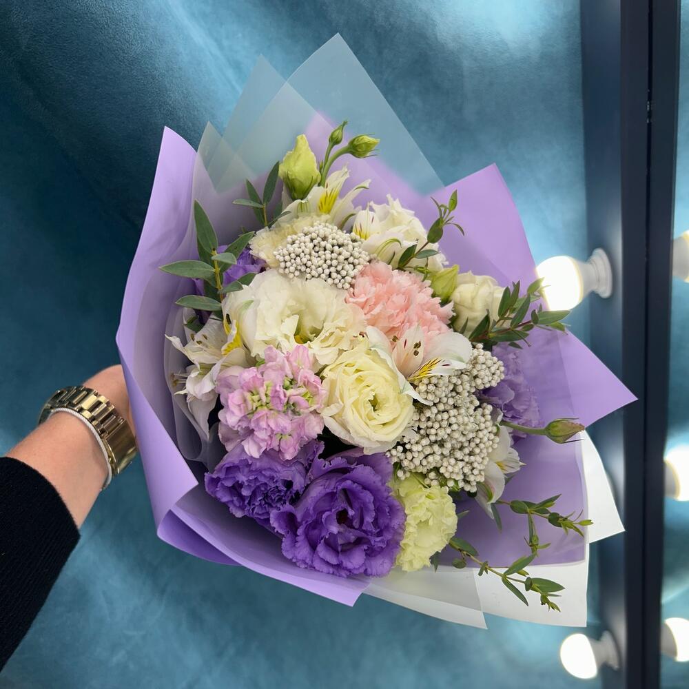 Букет из эустомы , маттиолы , диантуса и альстермерии💜