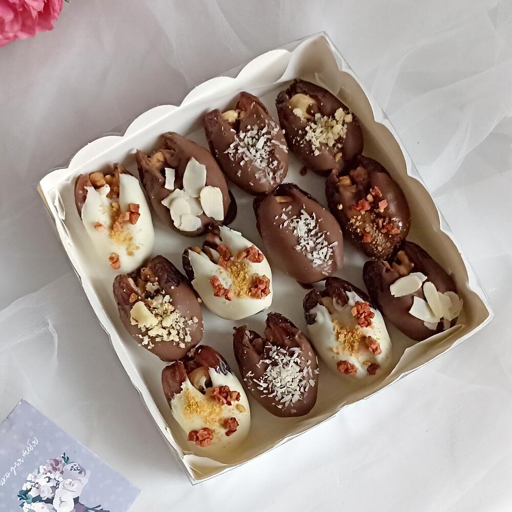 Финики в белом и молочном шоколаде