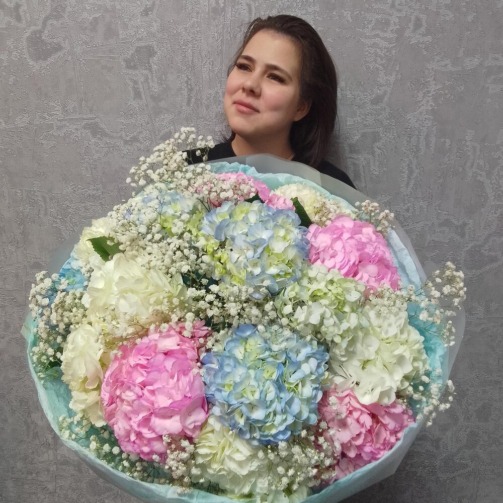 Букет из гортензий и гипсофилы