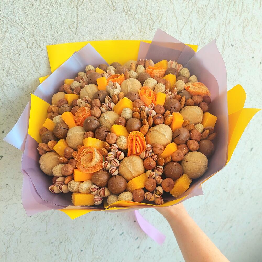 Букет из ассорти орехов и манго