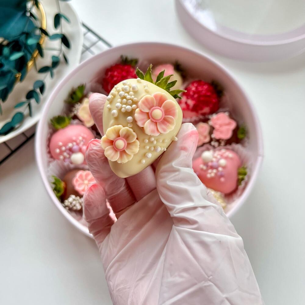 Клубника в шоколаде в белом боксе с цветами + подарок от Vivienne Sabo — румяна MACARON