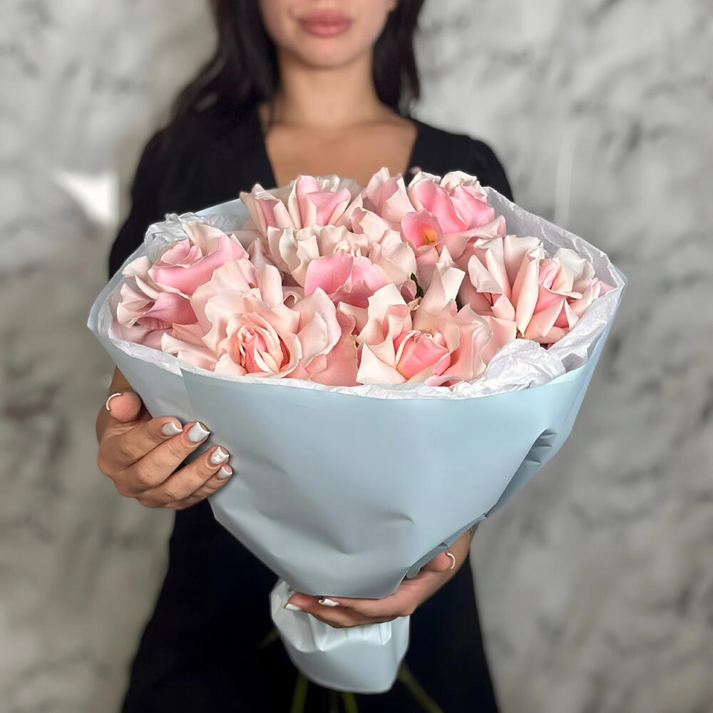 Розовые французские розы в небесно голубой упаковке 😍