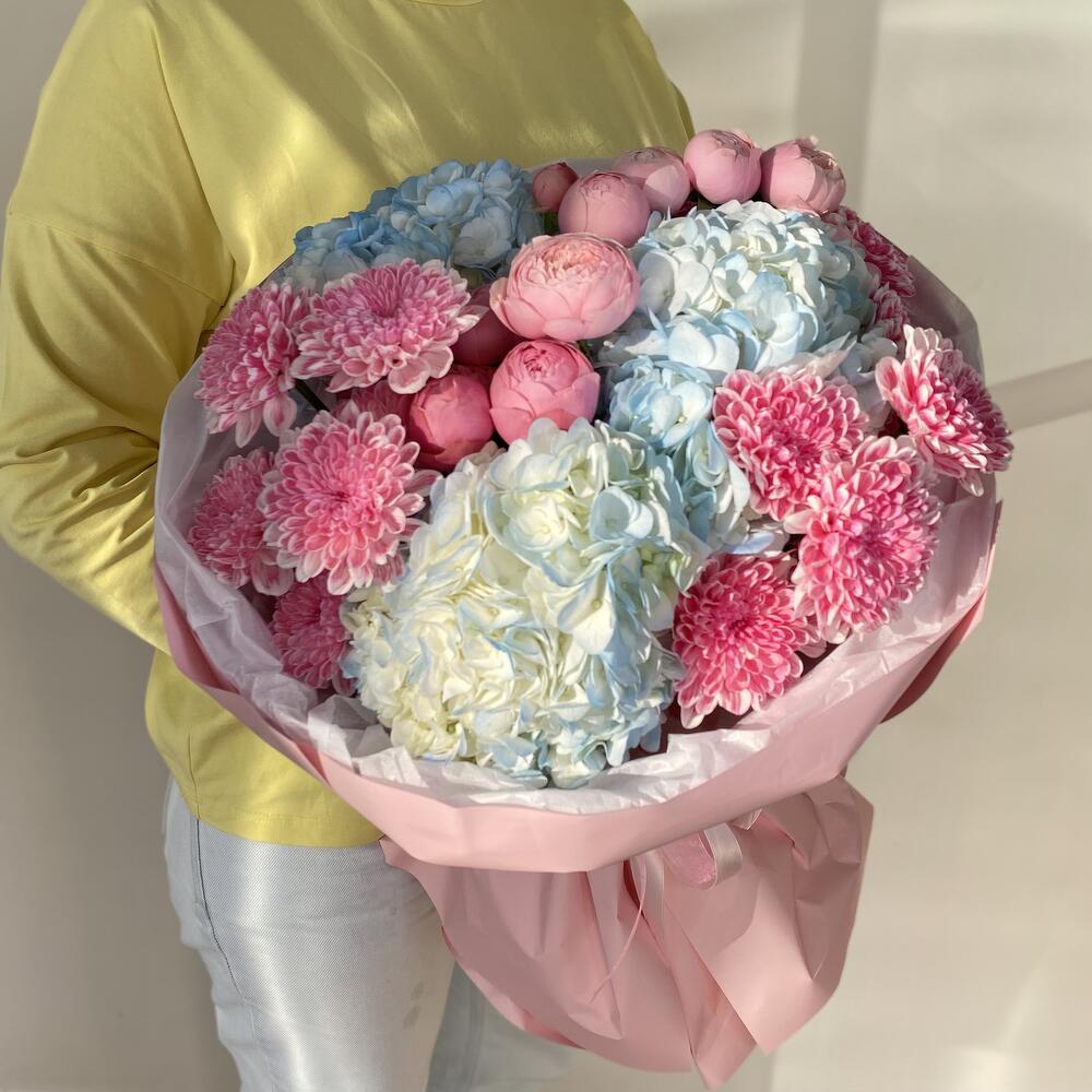 Букет с гортензией и кустовой розой
