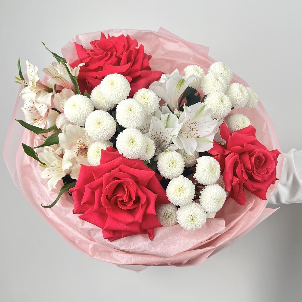 Букет из малиновой французской розой, альстромерии и хризантемы (D750)