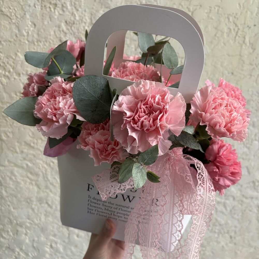 Композиция из стойких, ярких розовых диантусов и эвкалипта в сумочке Fresh Flower