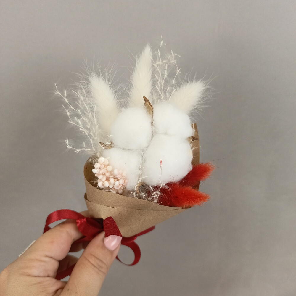 Мини букет из сухоцветов с конфетами в коробочке