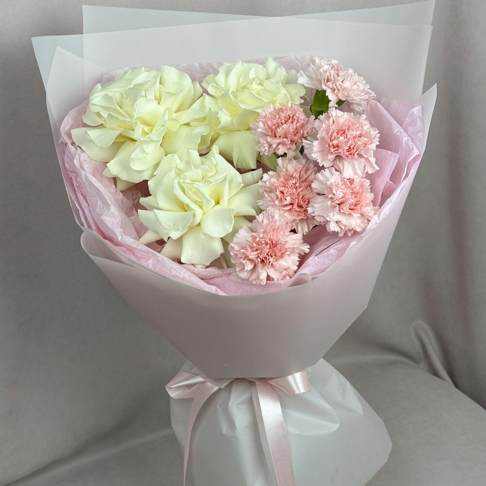 Букет «Парижское утро» французские розы, диантусы🌸