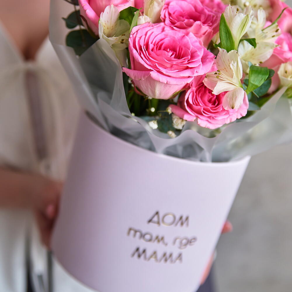 Цветы в коробке с розами и альстромериями размер М