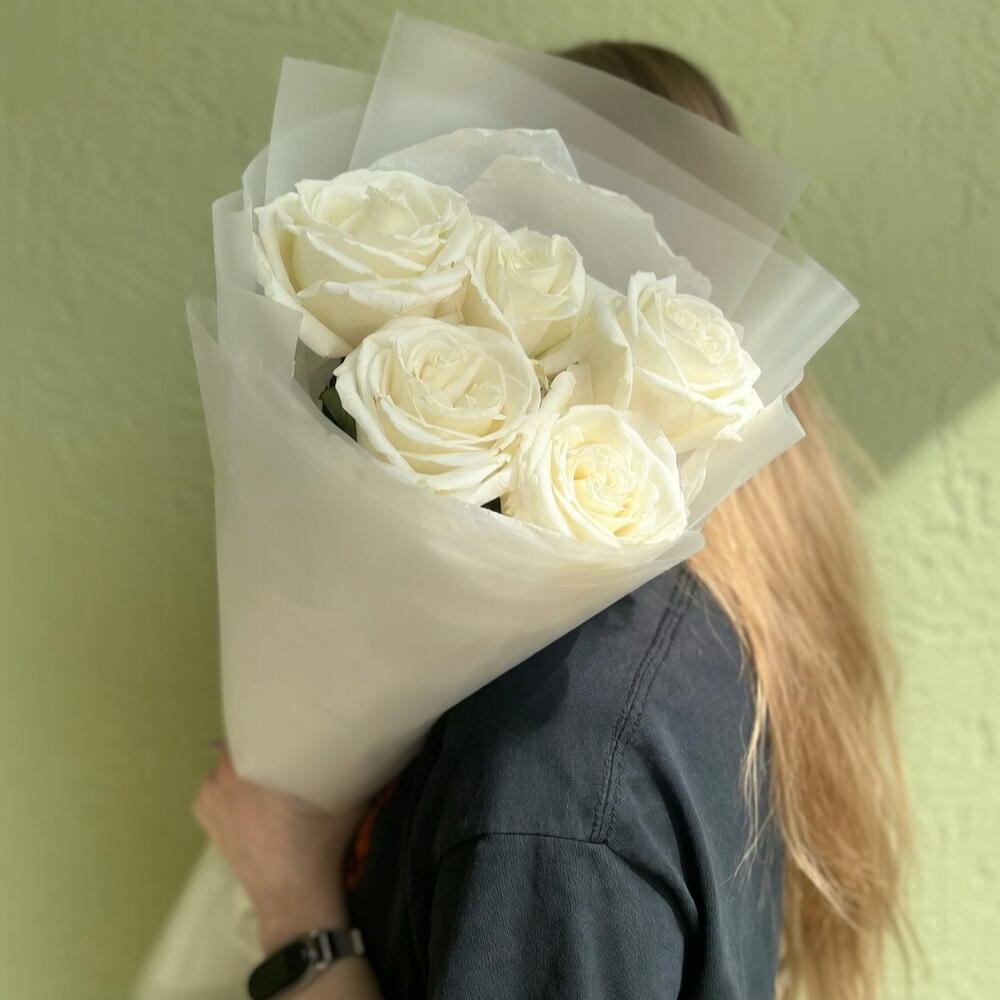 5 белых пионовидных роз