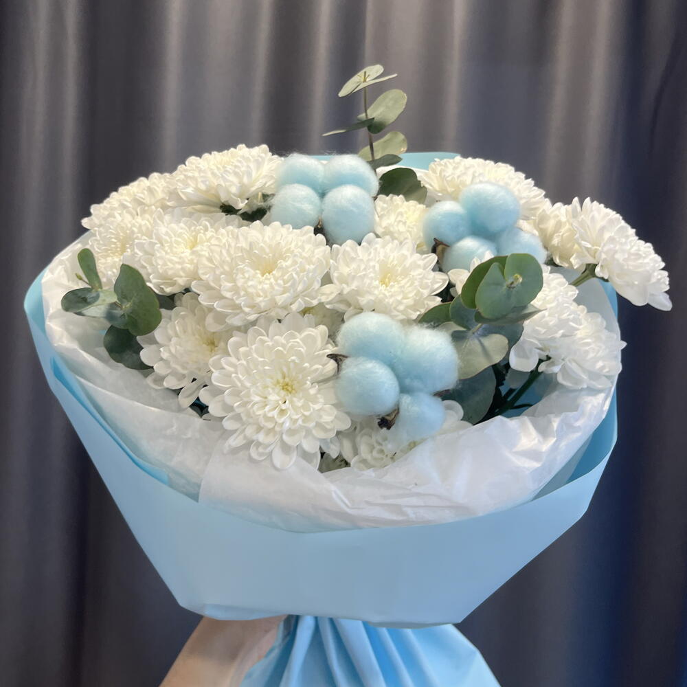 3 хризантемы с эвкалиптом и голубым хлопком💙