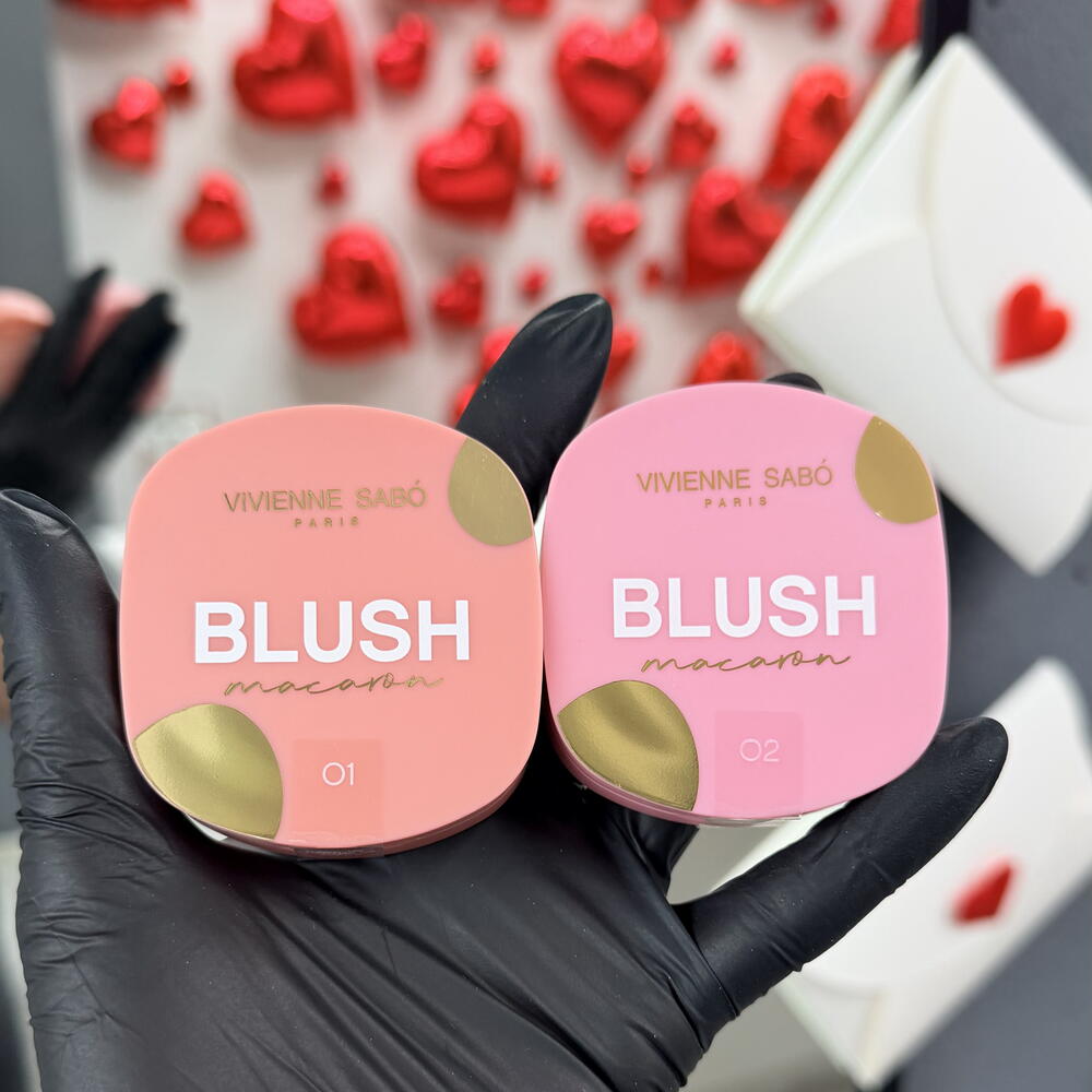 Клубника в шоколаде Сердце S + подарок от Vivienne Sabo — румяна MACARON