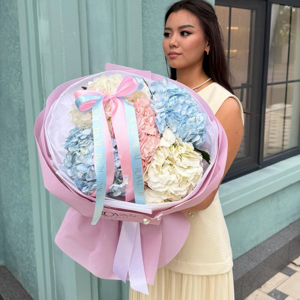 Bouquet of 5 hydrangeas in decorative wrapping