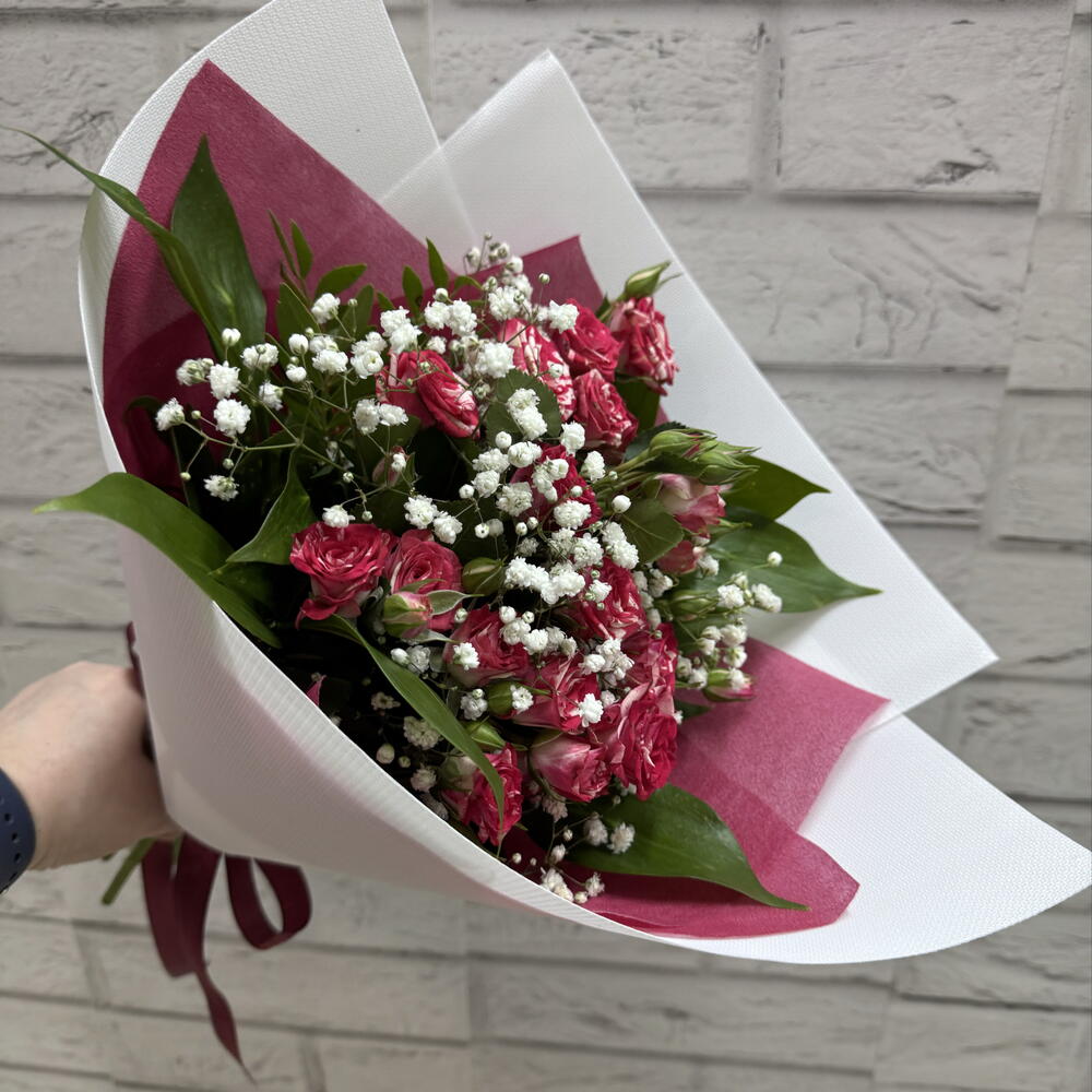 Розы Фаерворкс с гипсофилой