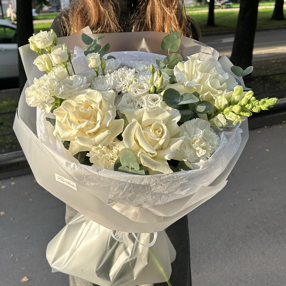 Букет с розами и эустомой