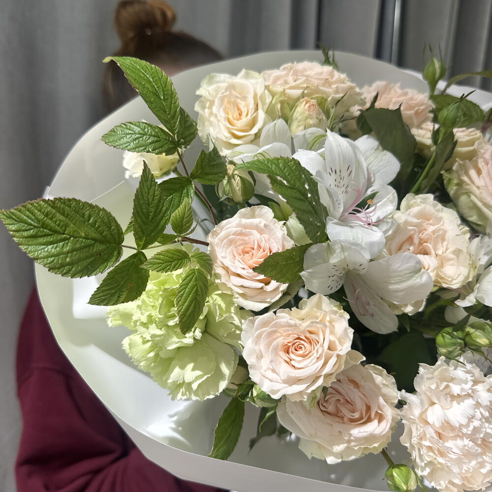 Букет 1 сентября с альстромерией, кустовой розой