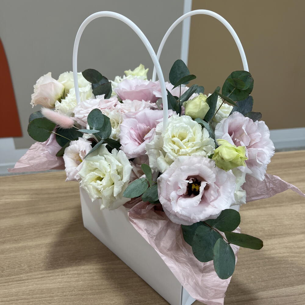 Композиция с эустомой и эвкалиптом (L)