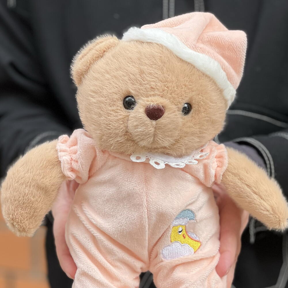 Мишка в розовом костюме