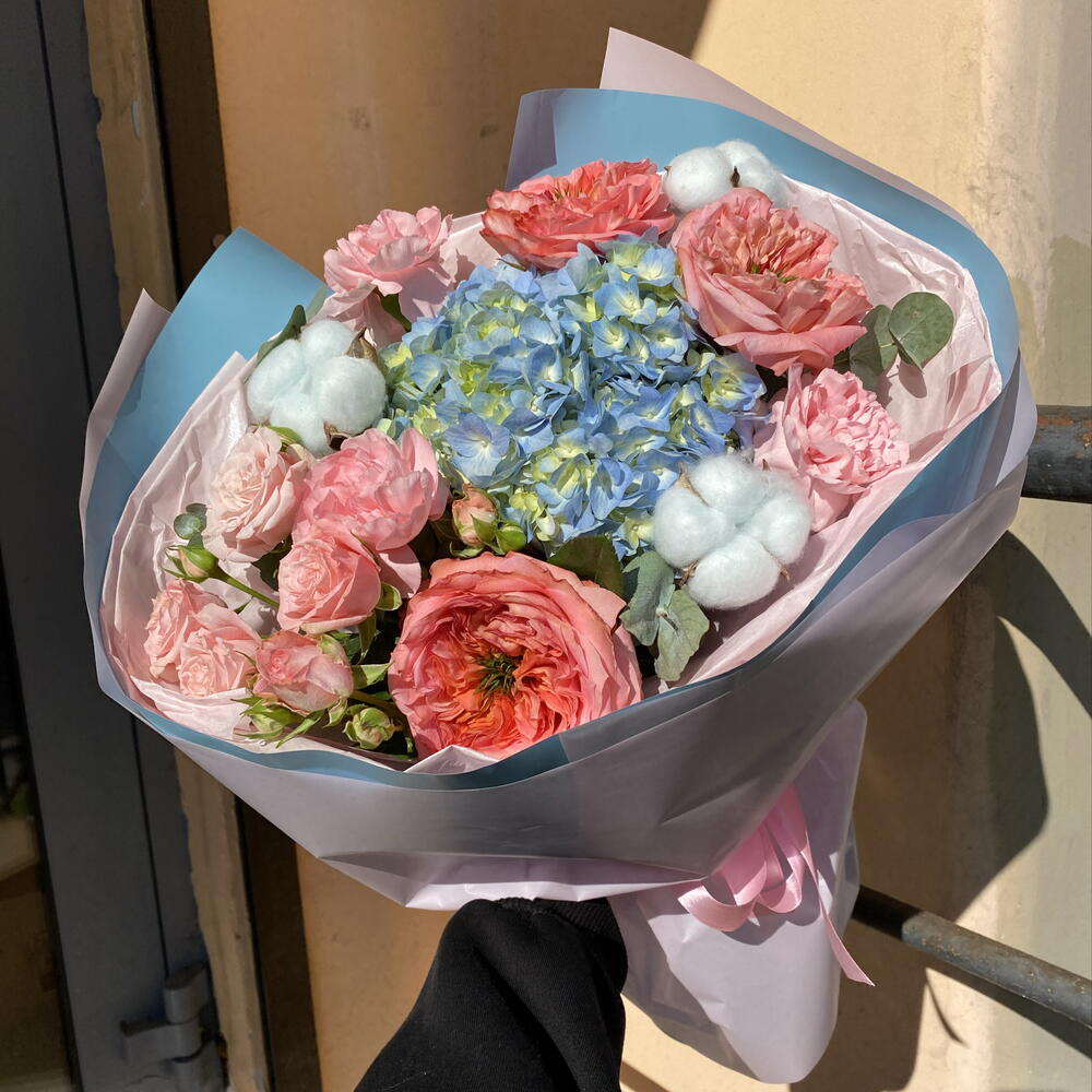 Букет сладкий 🍭 «сладкий дуэт» в составе гортензия, хлопок, кустовая роза BOMBASTIC, диантусы, роза MANDARIN