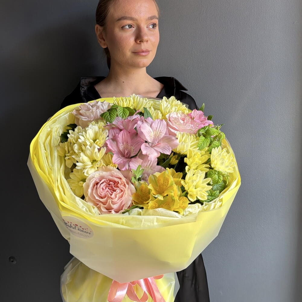 Яркий букет из стойких кустовых хризантем, розовых альстромерий, одноголовых роз и зелени малины