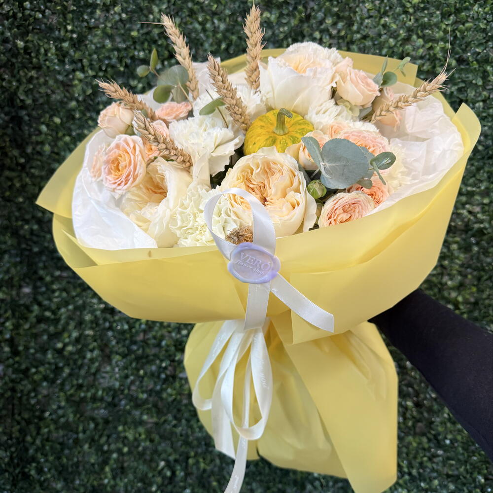 Букет «лимончелло» розы Vicky gardens, розы кустовые, диантусы, тыква мини