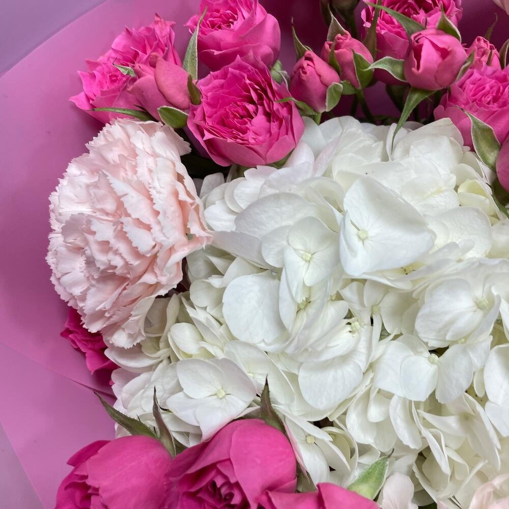 Яркий букет комплимент с гортензией, кустовыми розами и диантусами 🌺