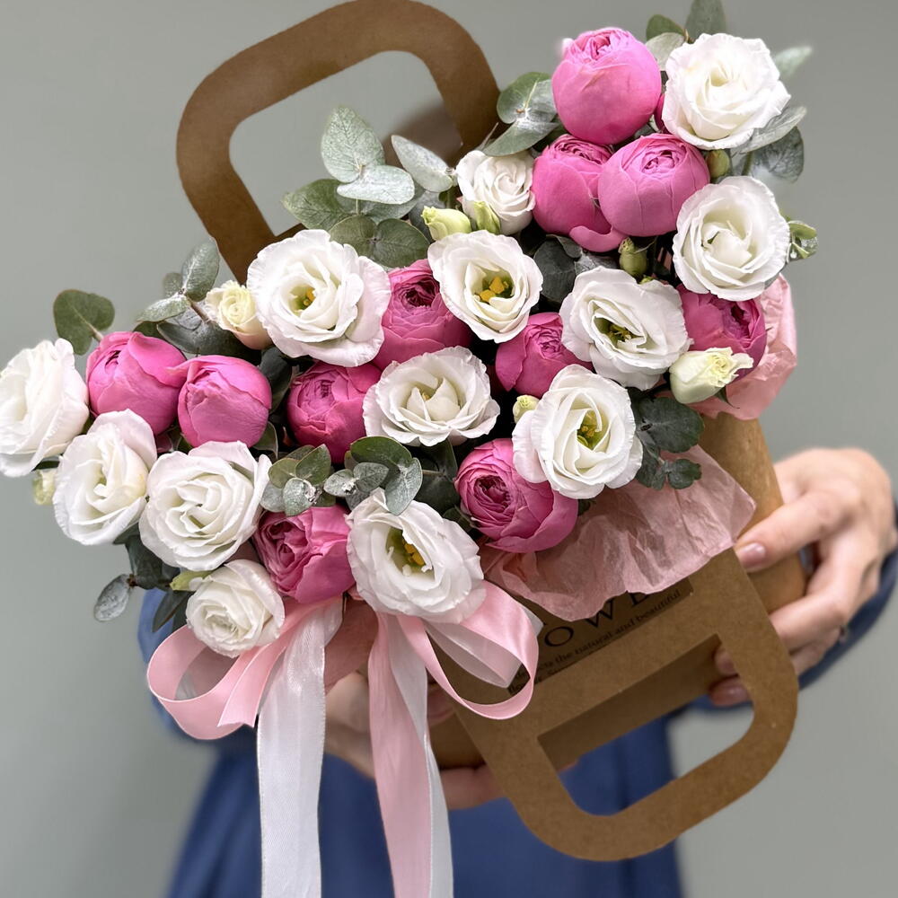 Цветы в коробке «Алиса» из пион роз Silva Pink и стойкими лизиантусами