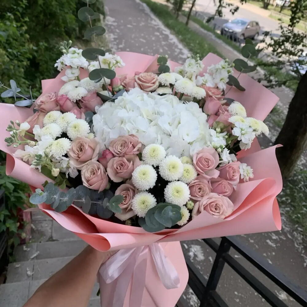 Авторский букет с гортензией и кустовой розой