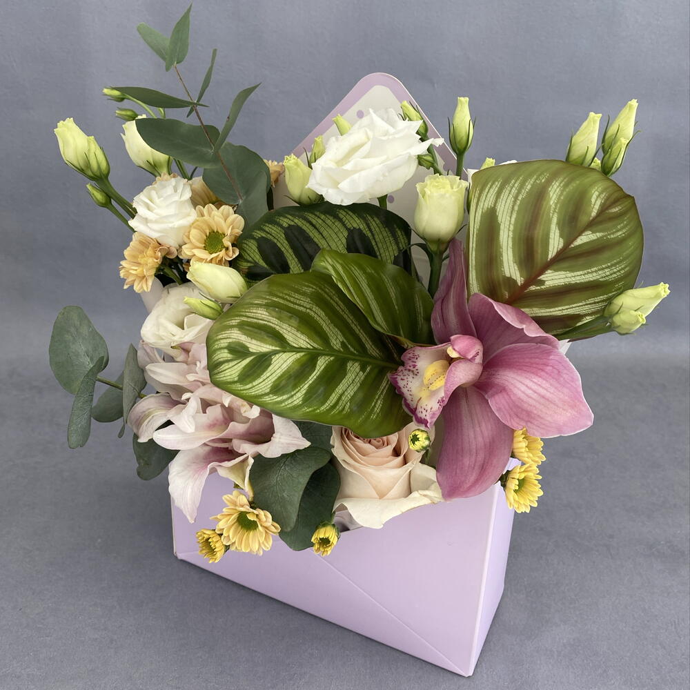 Конверт с необычными листьями колотеи,орхидеей, лилией и эустомой