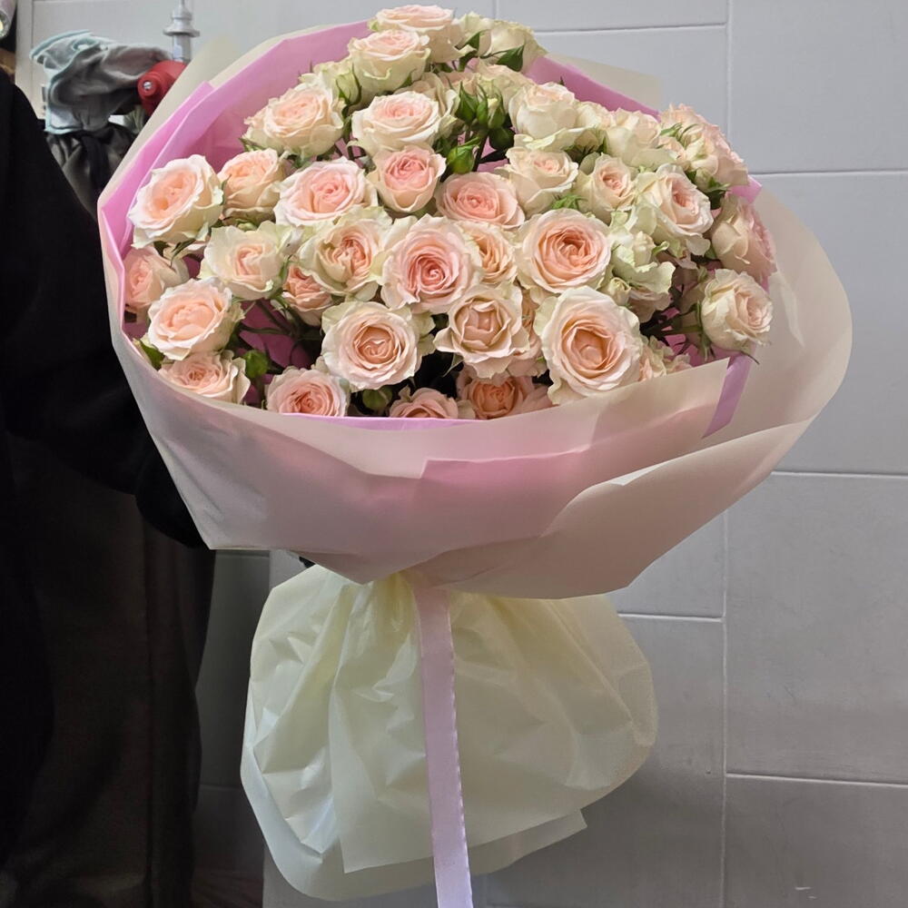 Букет из персиковых кустовых роз 🧡