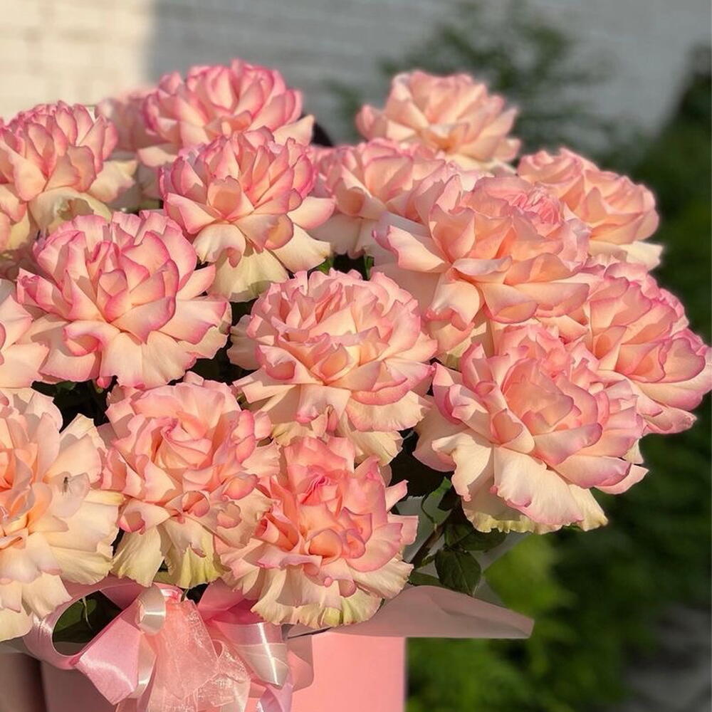 🌸 «В духе Парижа: большая композиция из французских роз в шляпной коробке» 🌸