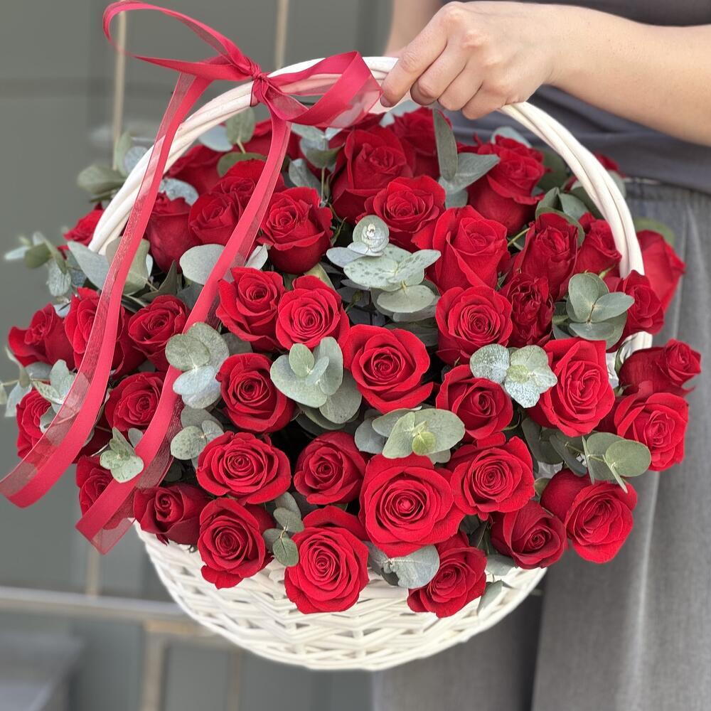 Корзина из 51 красной розы и зелени