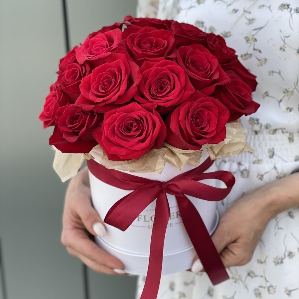 Hat box of 25 red roses
