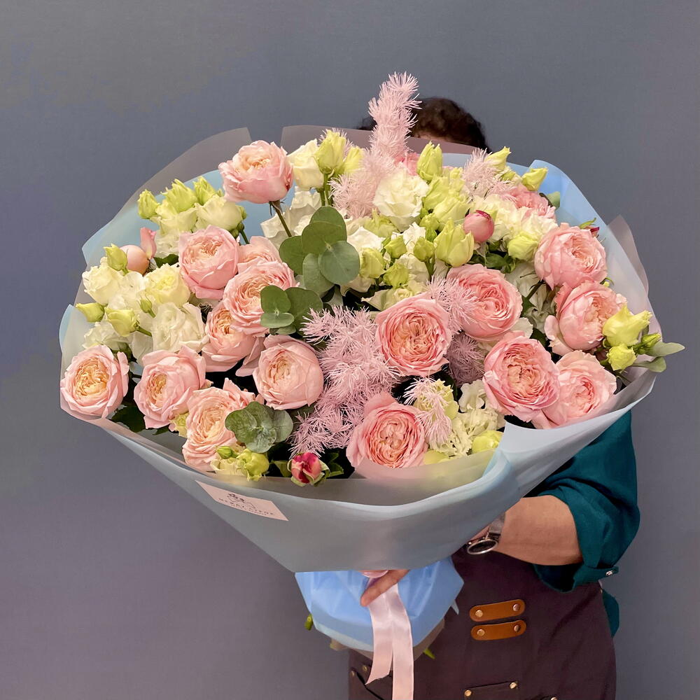 Букет кустовых роз с эустомой и аспарагус 🌸
