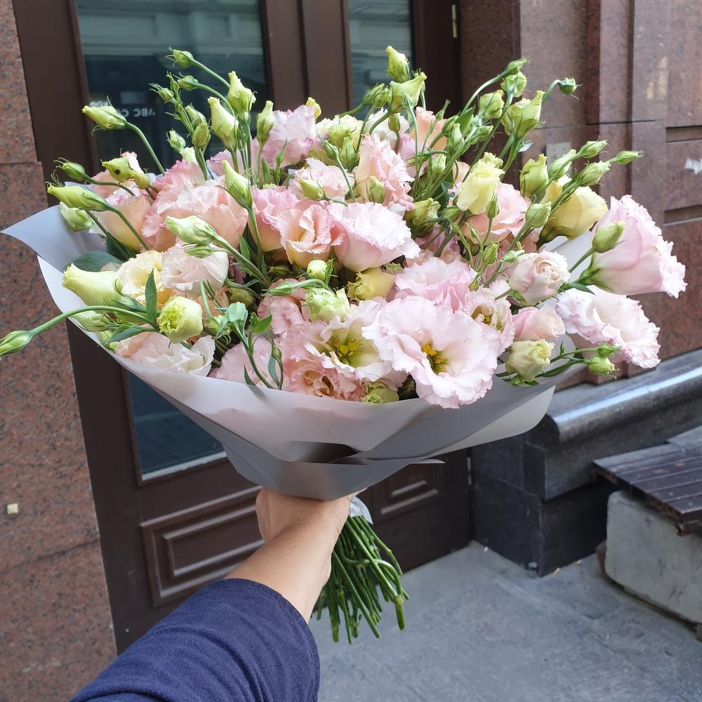 Махровый лизиантус в стильном букете по супер цене