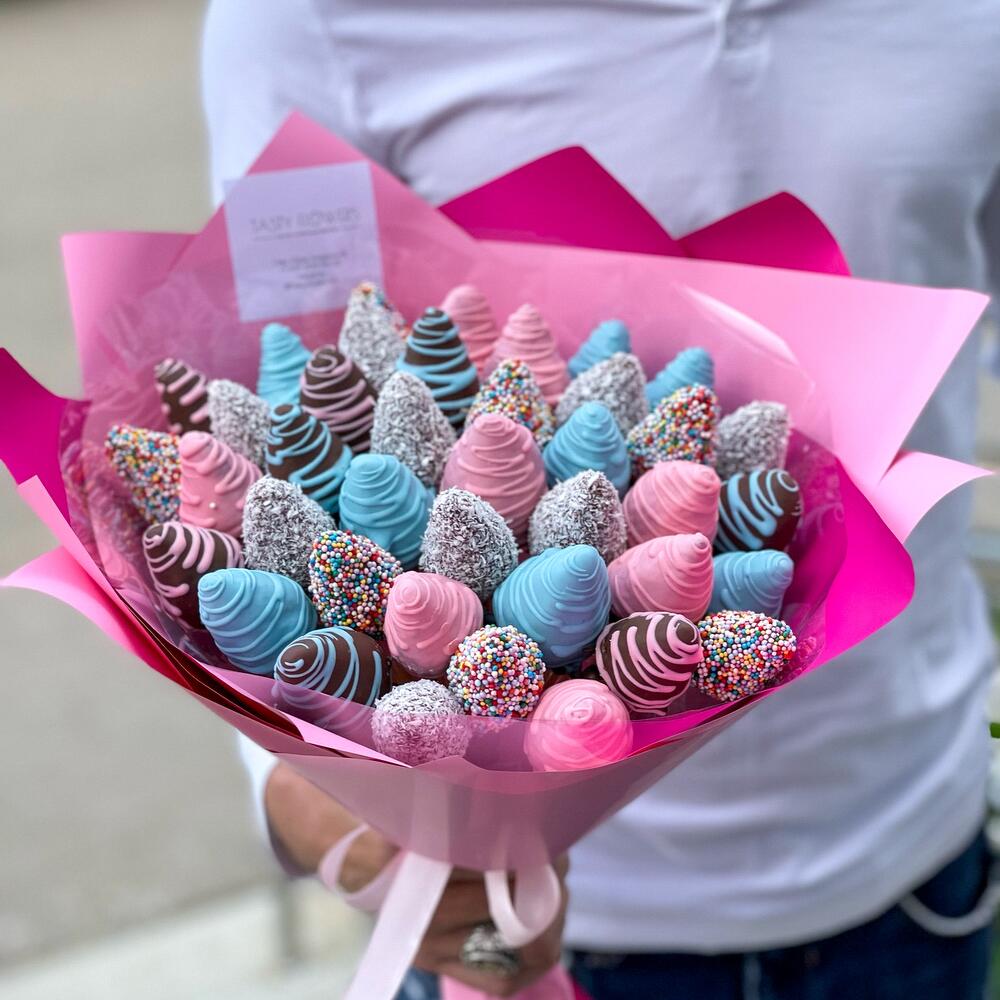 Клубничный букет, Цветы и подарки в Уфе, купить по цене 3290 руб ...