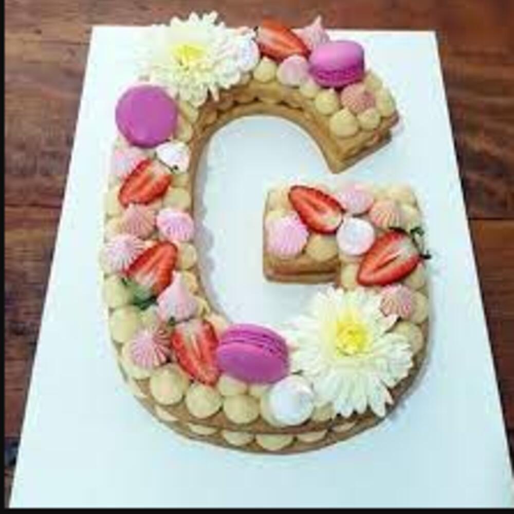 Pink&White Letter G Cake - Dough and Cream