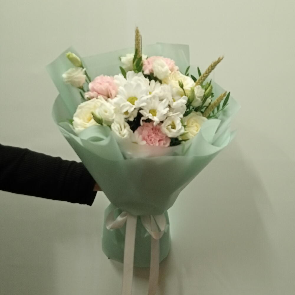 Букет в нежных тонах с гвоздиками, хризантемой и эустомой, Цветы и ...