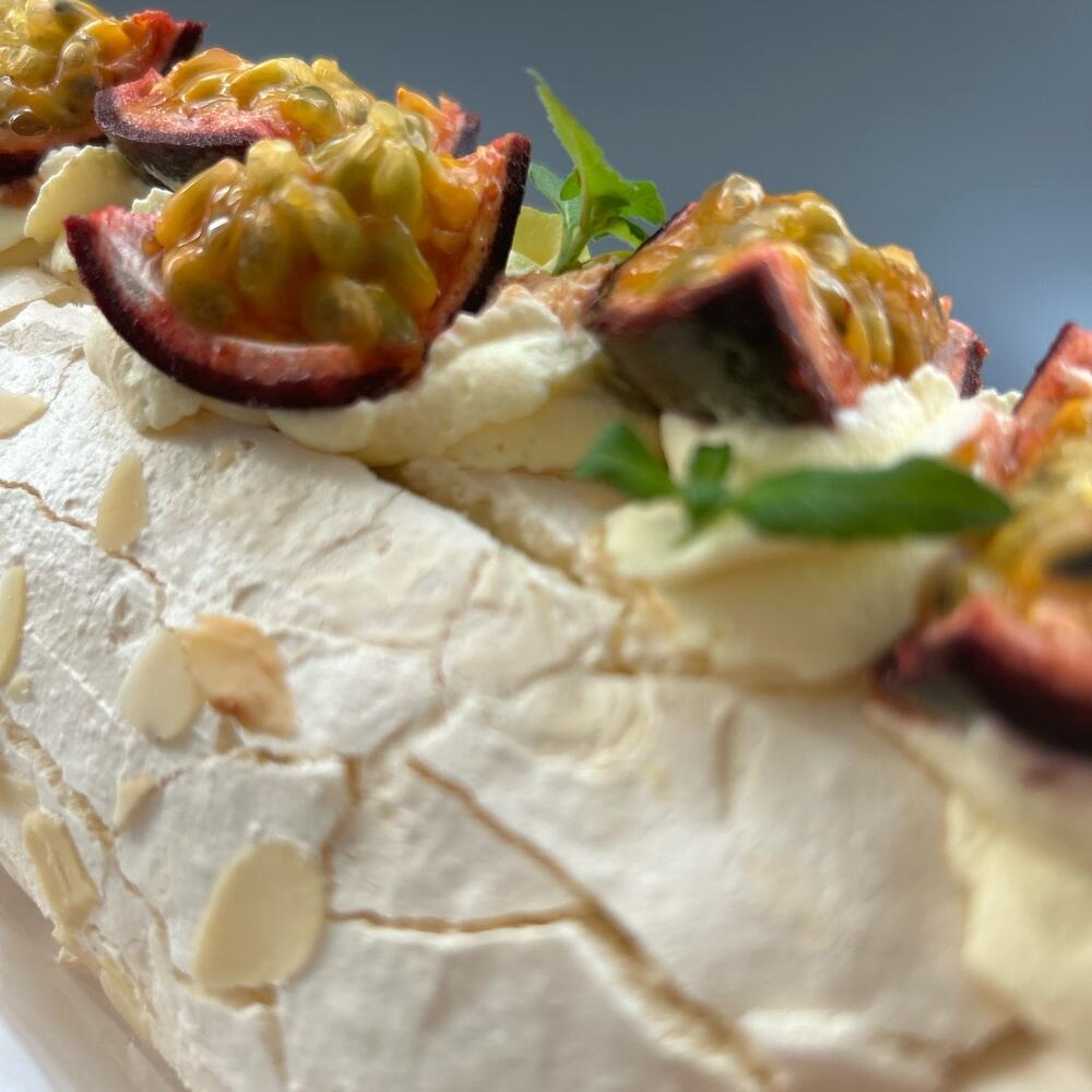 Меренговый рулет «Манго-маракуйя»