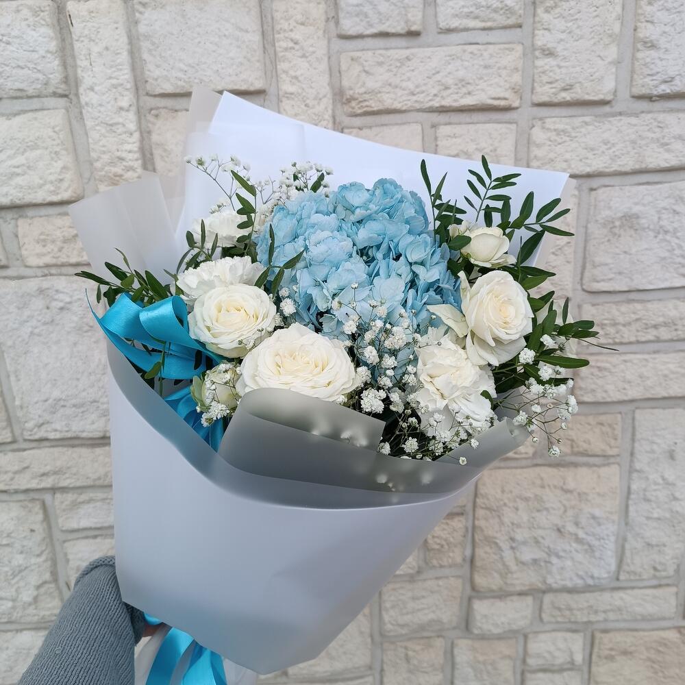 Букет из голубой гидрангеи, пионовидных кустовых роз и диантусов