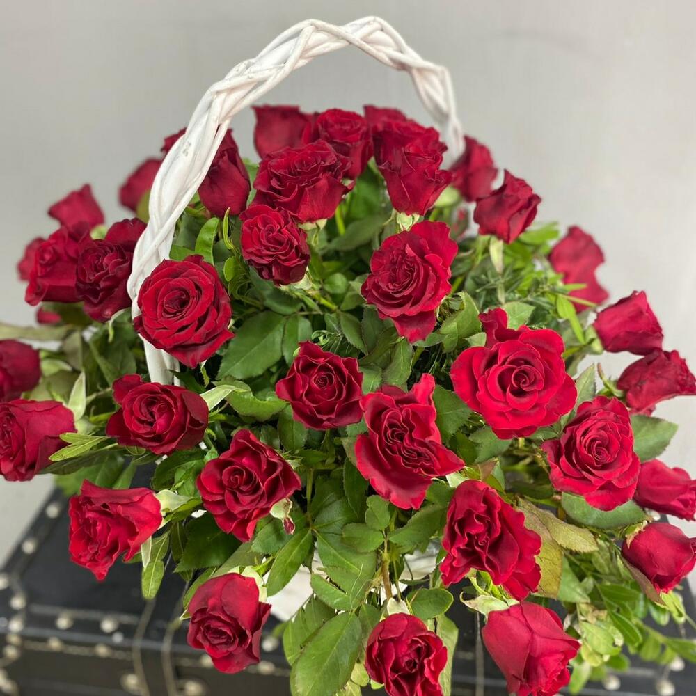 Корзина с розами 55 шт