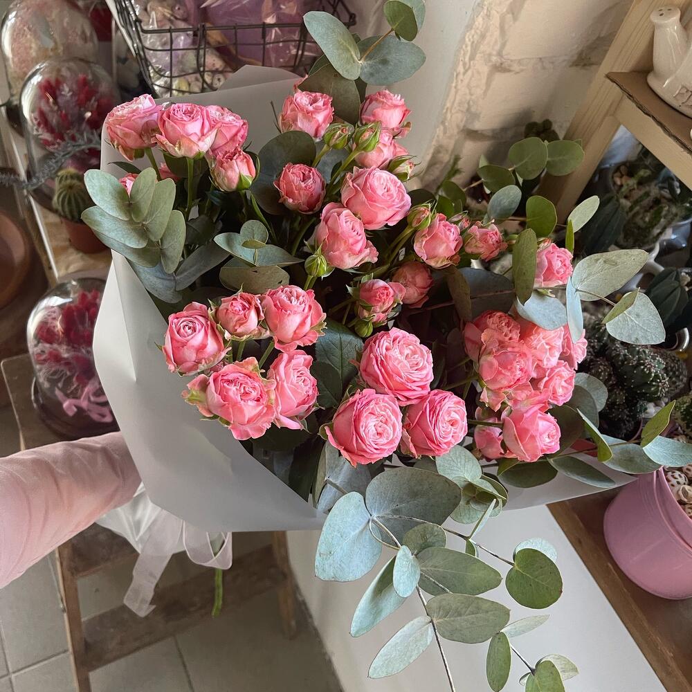 7 кустовых пионовидных роз с эвкалиптом 💝