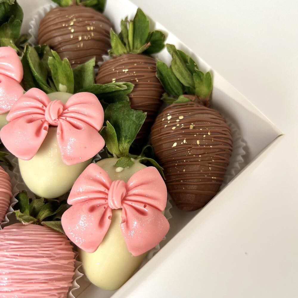 Chocolate-covered strawberries with bows 9 pieces
