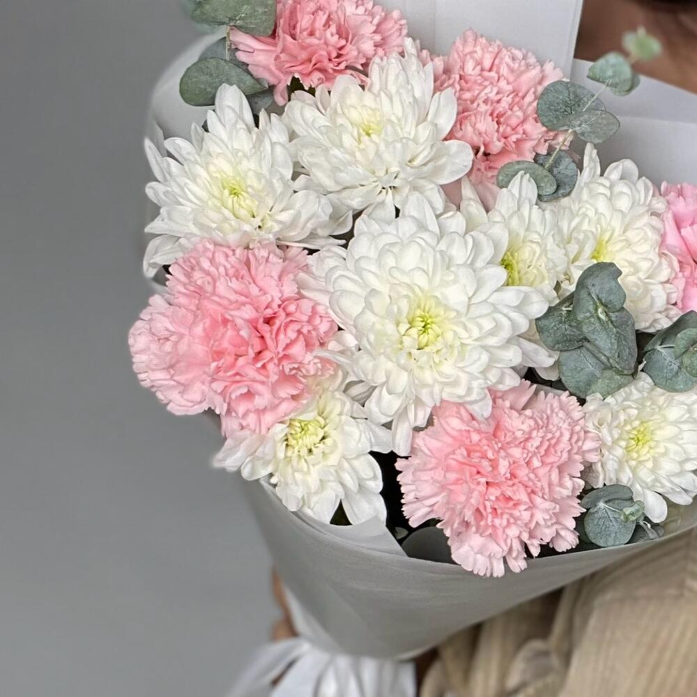 Милый букет из пушистых хризантем и розовых диантусов 💞