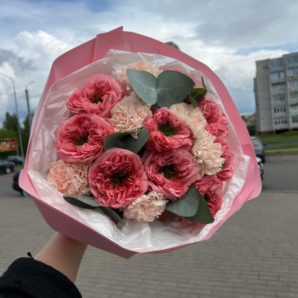 Букет из садовых роз и диантусов