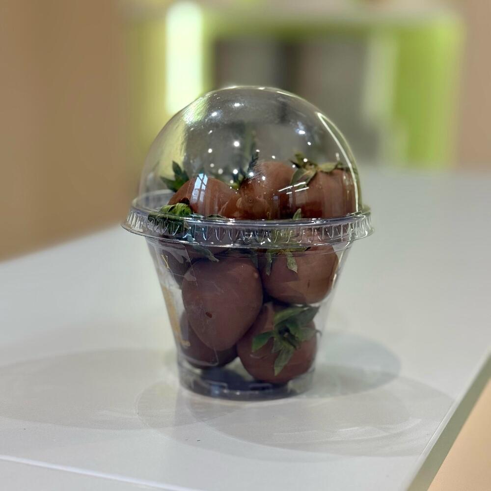 Клубника в молочном шоколаде в стакане 150г